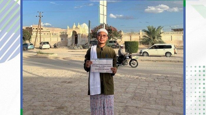 Imam Rosyadi Noor warga asal Banjarmasin, menerima bantuan dari UPZ Bank Kalsel untuk mendukung Pendidikan di Ma'had Al Aydrus, Yaman. (Foto/Suar Indonesia-Humasbankkalsel)