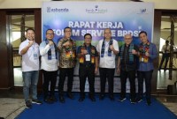RAPAT KERJA- Inilah disela2 kegiatan Rapat Kerja Forum Servis Bank Pembangunan Seluruh Daerah Indonesia (BPSDI) oleh Asosiasi Bank Pembangunan Daerah (ASBANDA), dimana Bank Kalsel sebagai tuan rumah yang digelar di Kota Banjarmasin disempatkan foto bersama.