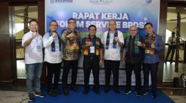 RAPAT KERJA- Inilah disela2 kegiatan Rapat Kerja Forum Servis Bank Pembangunan Seluruh Daerah Indonesia (BPSDI) oleh Asosiasi Bank Pembangunan Daerah (ASBANDA), dimana Bank Kalsel sebagai tuan rumah yang digelar di Kota Banjarmasin disempatkan foto bersama.