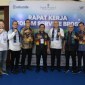 RAPAT KERJA- Inilah disela2 kegiatan Rapat Kerja Forum Servis Bank Pembangunan Seluruh Daerah Indonesia (BPSDI) oleh Asosiasi Bank Pembangunan Daerah (ASBANDA), dimana Bank Kalsel sebagai tuan rumah yang digelar di Kota Banjarmasin disempatkan foto bersama.