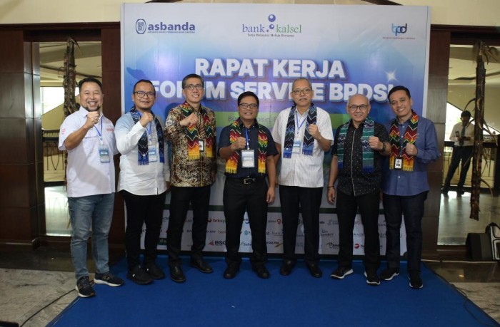 RAPAT KERJA- Inilah disela2 kegiatan Rapat Kerja Forum Servis Bank Pembangunan Seluruh Daerah Indonesia (BPSDI) oleh Asosiasi Bank Pembangunan Daerah (ASBANDA), dimana Bank Kalsel sebagai tuan rumah yang digelar di Kota Banjarmasin disempatkan foto bersama.