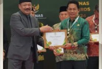 Ketua Baznas Nasional Prof. Dr. KH. Noor Achmad, MA serahkan penghargaan Baznas Award 2024 kepada Bupati H Abdul Hadi sebagai kategori Kepala Daerah Pendukung Pengelolaan Zakat Terbaik. (Mc.Balangan)