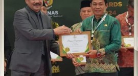 Ketua Baznas Nasional Prof. Dr. KH. Noor Achmad, MA serahkan penghargaan Baznas Award 2024 kepada Bupati H Abdul Hadi sebagai kategori Kepala Daerah Pendukung Pengelolaan Zakat Terbaik. (Mc.Balangan)