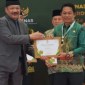 Ketua Baznas Nasional Prof. Dr. KH. Noor Achmad, MA serahkan penghargaan Baznas Award 2024 kepada Bupati H Abdul Hadi sebagai kategori Kepala Daerah Pendukung Pengelolaan Zakat Terbaik. (Mc.Balangan)
