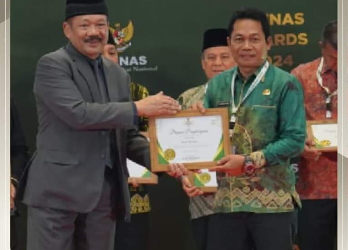 Ketua Baznas Nasional Prof. Dr. KH. Noor Achmad, MA serahkan penghargaan Baznas Award 2024 kepada Bupati H Abdul Hadi sebagai kategori Kepala Daerah Pendukung Pengelolaan Zakat Terbaik. (Mc.Balangan)
