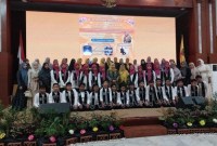 Hj. Raudatul Jannah foto bersama dengan anak-anak beserta IKWAM 6B8, dalam kegiatan Seminar Motivasi di Gedung Mahligai Pancasila, Kamis (23/5/2024) .(Suarindonesia-Humasbankkalsel)