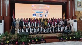 Hj. Raudatul Jannah foto bersama dengan anak-anak beserta IKWAM 6B8, dalam kegiatan Seminar Motivasi di Gedung Mahligai Pancasila, Kamis (23/5/2024) .(Suarindonesia-Humasbankkalsel)