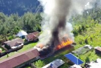 Bangunan Sekolah Dasar (SD) Inpres di Kampung Pogapa, Distrik Homeyo, Kabupaten Intan Jaya, Provinsi Papua Tengah dibakar, Rabu (1/5/2024). Aksi pembakaran ini diduga dilakukan oleh kelompok kriminal bersenjata (KKB) setempat sekitar pukul 08.00 WITA. [Foto: ISTIMEWA]
