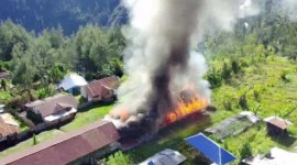 Bangunan Sekolah Dasar (SD) Inpres di Kampung Pogapa, Distrik Homeyo, Kabupaten Intan Jaya, Provinsi Papua Tengah dibakar, Rabu (1/5/2024). Aksi pembakaran ini diduga dilakukan oleh kelompok kriminal bersenjata (KKB) setempat sekitar pukul 08.00 WITA. [Foto: ISTIMEWA]
