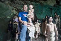 Foto Ilustrasi - Bupati Bulungan Syarwani (kaos biru) berfoto dengan sejumlah anak-anak suku Punan Batu Benau di pedalaman Desa Sajau, Kecamatan Tanjung Palas Timur, Kabupaten Bulungan, Provinsi Kalimantan Utara. [ANTARA/HO-Dokpim Bulungan]