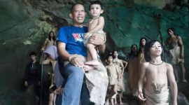 Foto Ilustrasi - Bupati Bulungan Syarwani (kaos biru) berfoto dengan sejumlah anak-anak suku Punan Batu Benau di pedalaman Desa Sajau, Kecamatan Tanjung Palas Timur, Kabupaten Bulungan, Provinsi Kalimantan Utara. [ANTARA/HO-Dokpim Bulungan]