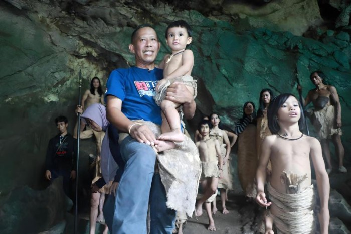 Foto Ilustrasi - Bupati Bulungan Syarwani (kaos biru) berfoto dengan sejumlah anak-anak suku Punan Batu Benau di pedalaman Desa Sajau, Kecamatan Tanjung Palas Timur, Kabupaten Bulungan, Provinsi Kalimantan Utara. [ANTARA/HO-Dokpim Bulungan]