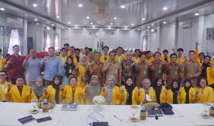 Foto bersama Mahasiswa KKN dari ULM