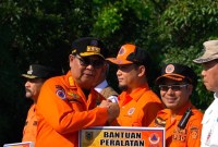 Kepala Pelaksana BPBD Balangan Rahmi, ketika menerima bantuan dari Gubernur Kalsel, H Sahbirin Noor. (SuarIndonesia/Adv) 