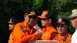 Kepala Pelaksana BPBD Balangan Rahmi, ketika menerima bantuan dari Gubernur Kalsel, H Sahbirin Noor. (SuarIndonesia/Adv) 