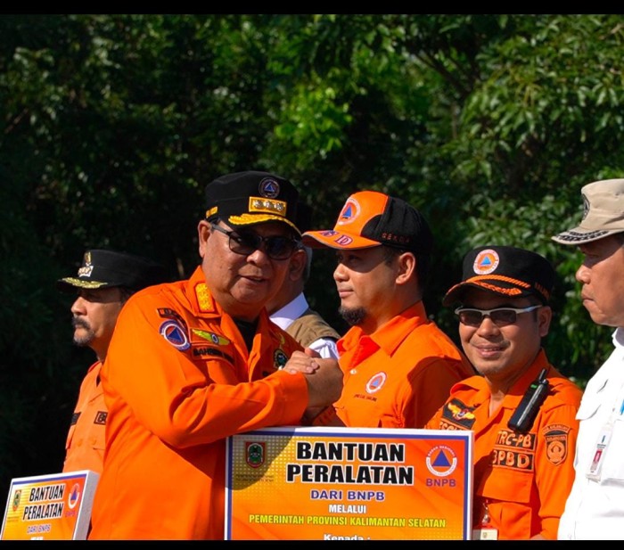 Kepala Pelaksana BPBD Balangan Rahmi, ketika menerima bantuan dari Gubernur Kalsel, H Sahbirin Noor. (SuarIndonesia/Adv) 