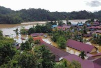 Kondisi banjir besar di Mahakam Ulu dengan lima kecamatan dan 37 desa yang terdampak. [ANTARA/HO-Basarnas Kaltim]
