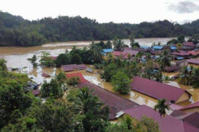 Kondisi banjir besar di Mahakam Ulu dengan lima kecamatan dan 37 desa yang terdampak. [ANTARA/HO-Basarnas Kaltim]