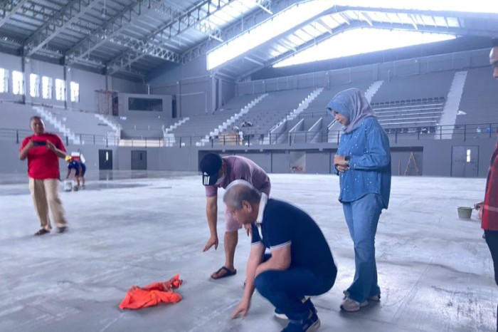Penjabat Gubernur Kalimantan Barat, Harisson, bersama Kepala Dinas Pemuda Olahraga dan Pariwisata Provinsi Kalimantan Barat, Windy Prihastari Harisson, melakukan peninjauan pembangunan Gelanggang Olahraga (GOR) Terpadu Ayani yang berstandar internasional [ANTARA/Rendra Oxtora]