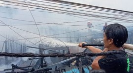 Petugas damkar Kota Palangka Raya memadamkan kobaran api yang melalap bangunan pemukiman warga Flamboyan Bawah, Senin (20/5/2024). [ANTARA/Adi Wibowo] 
