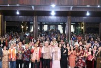 Pj Gubernur Kalbar Harisson berfoto bersama tamu undangan Pekan Gawai Dayak Kalbar. [ANTARA/Rendra Oxtora]