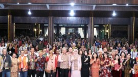 Pj Gubernur Kalbar Harisson berfoto bersama tamu undangan Pekan Gawai Dayak Kalbar. [ANTARA/Rendra Oxtora]
