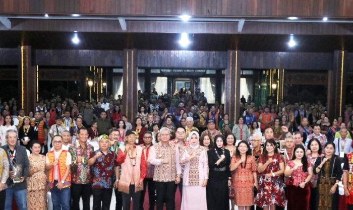 Pj Gubernur Kalbar Harisson berfoto bersama tamu undangan Pekan Gawai Dayak Kalbar. [ANTARA/Rendra Oxtora]