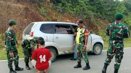 
Prajurit TNI melakukan pemeriksaan sejumlah barang bawaan pelintas jalan nasional, di Kecamatan Badau perbatasan Indonesia-Malaysia di wilayah Kabupaten Kapuas Hulu. [ANTARA/HO-Pendim Putussibau] 