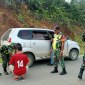 
Prajurit TNI melakukan pemeriksaan sejumlah barang bawaan pelintas jalan nasional, di Kecamatan Badau perbatasan Indonesia-Malaysia di wilayah Kabupaten Kapuas Hulu. [ANTARA/HO-Pendim Putussibau] 