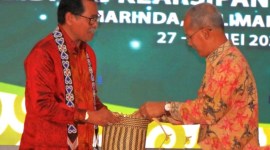 Mewakili ANRI, Deputi Bidang Informasi dan Pengembangan Sistem Kearsipan ANRI, Andi Kasman (kiri) saat menerima Anjat dari Staf Ahli Gubernur Bidang Reformasi Birokrasi dan Keuangan Daerah Provinsi Kalimantan Timur Diddy Rusdiansyah Anan Dani. [ANTARA/Ahmad Rifandi]