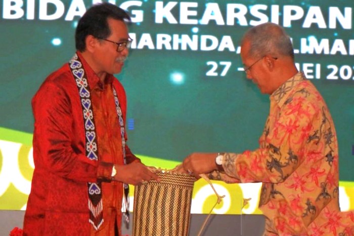 Mewakili ANRI, Deputi Bidang Informasi dan Pengembangan Sistem Kearsipan ANRI, Andi Kasman (kiri) saat menerima Anjat dari Staf Ahli Gubernur Bidang Reformasi Birokrasi dan Keuangan Daerah Provinsi Kalimantan Timur Diddy Rusdiansyah Anan Dani. [ANTARA/Ahmad Rifandi]