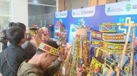 Pameran produk UMKM lokal Kaltim pada Rakornas Kearsipan ANRI di Hotel Mercure Samarinda diminati para pengunjung. [ANTARA/Ahmad Rifandi]
