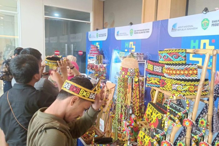 Pameran produk UMKM lokal Kaltim pada Rakornas Kearsipan ANRI di Hotel Mercure Samarinda diminati para pengunjung. [ANTARA/Ahmad Rifandi]