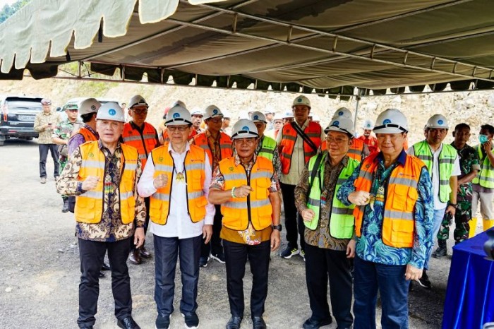 Gubernur Kalimantan Utara Zainal Arifin Paliwang di Kecamatan Peso, Kabupaten Bulungan, Kamis (30/5/2024) saat merayakan kemajuan pembangunan PLTA Kayan oleh PT KHE dihadiri CEO Arsari Group Hashim S Djojohadikusumo, Owners PT KHE, Tjandra Limanjaya dan Direktur Utama Andrew Sebastian Suryali. [ANTARA/HO-DKISP Kaltara]