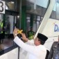 Kepala Kemenkumham Kalsel Taufiqurrakhman menempelkan stiker Immigration Clearance pada bus yang membawa jamaah ke Bandara Syamsudin Noor di Banjarbaru, Minggu (12/5/2024). [ANTARA/Firman]
