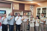 Kepala Karantina Kalimantan Selatan Sudirman (tengah) saat bertemu Wakil Rektor Bidang Umum dan Keuangan ULM Arief Rahmad Maulana Akbar membahas kerja sama di Banjarmasin, beberapa waktu lalu. [ANTARA/Firman]
