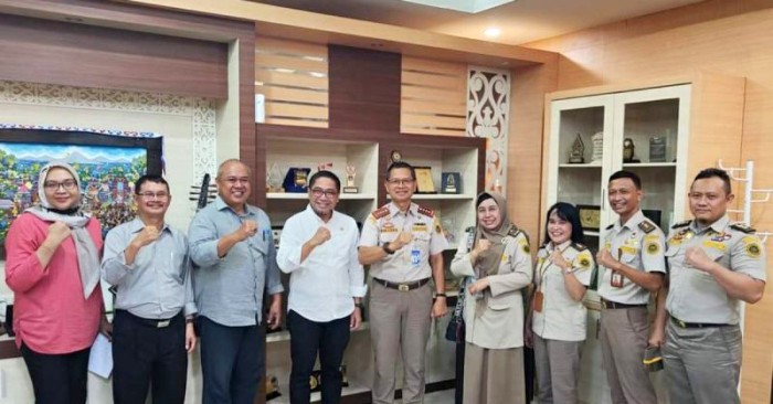 Kepala Karantina Kalimantan Selatan Sudirman (tengah) saat bertemu Wakil Rektor Bidang Umum dan Keuangan ULM Arief Rahmad Maulana Akbar membahas kerja sama di Banjarmasin, beberapa waktu lalu. [ANTARA/Firman]

