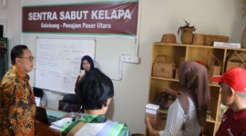 Pj Bupati Penajam Paser Utara, Kalimantan Timur Makmur Marbun (batik) saat bertandang ke Koperasi KIM di Kelurahan Saloloang, Kecamatan Penajam yang memproduksi kerajinan dari bahan sabut kelapa. [ANTARA/HO-Dokumen Humas Sekda Pemkab Penajam Paser Utara]