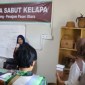 Pj Bupati Penajam Paser Utara, Kalimantan Timur Makmur Marbun (batik) saat bertandang ke Koperasi KIM di Kelurahan Saloloang, Kecamatan Penajam yang memproduksi kerajinan dari bahan sabut kelapa. [ANTARA/HO-Dokumen Humas Sekda Pemkab Penajam Paser Utara]