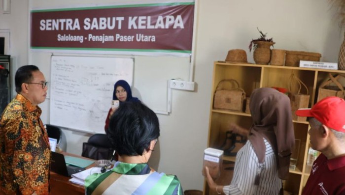 Pj Bupati Penajam Paser Utara, Kalimantan Timur Makmur Marbun (batik) saat bertandang ke Koperasi KIM di Kelurahan Saloloang, Kecamatan Penajam yang memproduksi kerajinan dari bahan sabut kelapa. [ANTARA/HO-Dokumen Humas Sekda Pemkab Penajam Paser Utara]