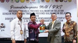 Ketua Bawaslu Kalsel Aries Mardiono dan Kepala Biro Perencanaan, Kerjasama dan Humas ULM Parmasihat saat penandatanganan kerja sama. [ANTARA/Firman]