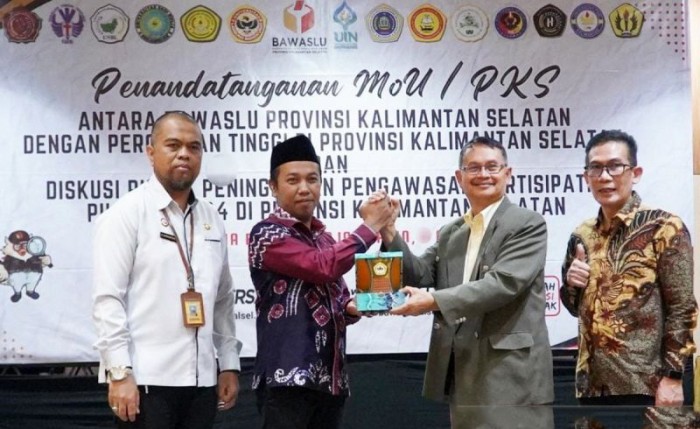 Ketua Bawaslu Kalsel Aries Mardiono dan Kepala Biro Perencanaan, Kerjasama dan Humas ULM Parmasihat saat penandatanganan kerja sama. [ANTARA/Firman]