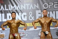 Dua atlet binaraga Kalsel saat tampil pada turnamen cabang olahraga binaraga bertajuk 