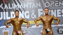 Dua atlet binaraga Kalsel saat tampil pada turnamen cabang olahraga binaraga bertajuk 