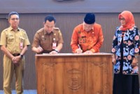 Sekdakot Banjarmasin Ikhsan Budiman (kiri) dan Sekda Blitar Izul Marom saat melakukan penandatanganan kerjasama di bidang peningkatan perekonomian dan pengembangan usaha mikro di Aula Balaikota Banjarmasin, Senin (27/5/2024). [ANTARA/HO-Humas Pemkot Banjarmasin]