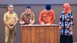Sekdakot Banjarmasin Ikhsan Budiman (kiri) dan Sekda Blitar Izul Marom saat melakukan penandatanganan kerjasama di bidang peningkatan perekonomian dan pengembangan usaha mikro di Aula Balaikota Banjarmasin, Senin (27/5/2024). [ANTARA/HO-Humas Pemkot Banjarmasin]