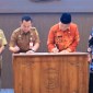 Sekdakot Banjarmasin Ikhsan Budiman (kiri) dan Sekda Blitar Izul Marom saat melakukan penandatanganan kerjasama di bidang peningkatan perekonomian dan pengembangan usaha mikro di Aula Balaikota Banjarmasin, Senin (27/5/2024). [ANTARA/HO-Humas Pemkot Banjarmasin]