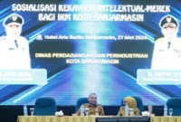 Staf Ahli Wali Kota Bidang Investasi dan Kerja sama Pemkot Banjarmasin Iwan Fitriadi saat membuka sosialisasi kekayaan hak intelektual merek bagi 100 IKM di Banjarmasin, Senin (27/5/2024). [ANTARA/Sukarli]