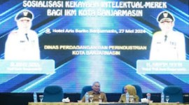 Staf Ahli Wali Kota Bidang Investasi dan Kerja sama Pemkot Banjarmasin Iwan Fitriadi saat membuka sosialisasi kekayaan hak intelektual merek bagi 100 IKM di Banjarmasin, Senin (27/5/2024). [ANTARA/Sukarli]