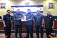 Wali Kota Banjarbaru Muhammad Aditya Mufti Ariffin menyerahkan draft raperda tentang Rencana Pembangunan Jangka Panjang Daerah (RPJPD) 2025-2045 kepada Ketua DPRD Fadliansyah pada rapat paripurna di Banjarbaru, Senin (27/5/2024). [ANTARA/HO-Humas DPRD Banjarbaru]